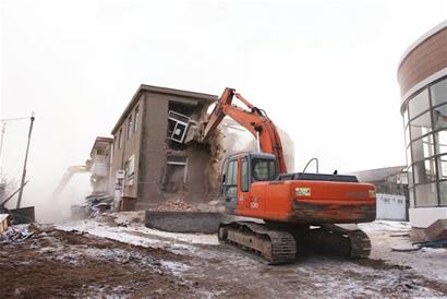 麥島最后釘子戶被強拆 房主水缸搬上車