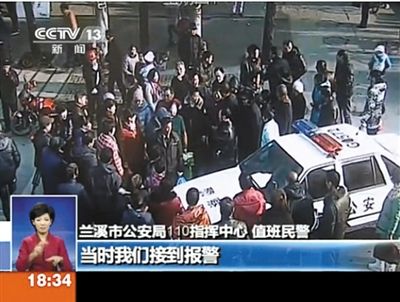 浙江蘭溪，警車遭到“全能神”教徒圍堵。央視視頻截圖