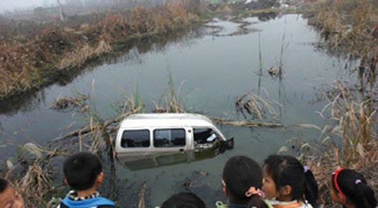 江西幼兒園校車側翻墜入水塘 已有11人遇難