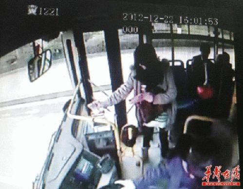 公交車監(jiān)控顯示女子將百元鈔票一張一張投進投幣箱。