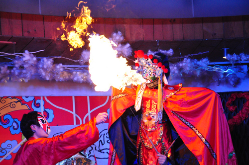 青島平安夜盛行中國風(fēng) 川劇變臉引爆全場