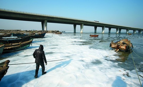 膠州灣浮冰成堆 似夢回唐朝瀚海闌干百丈冰