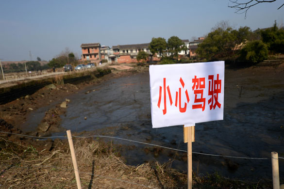 貴溪市交通部門在事故現(xiàn)場設(shè)置了“小心駕駛”警示牌（2012年12月25日攝）。 攝影：新華社記者 周科