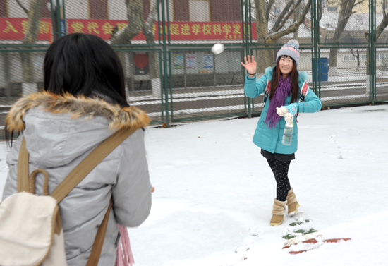 青島氣溫又跌落冰冷低谷 多地飄雪寒意濃