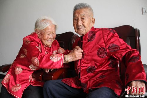 江蘇百歲老人葛克圣、闕金芳已結(jié)婚80年，慶祝重陽節(jié)(資料圖。  