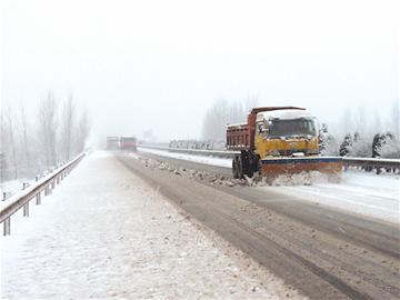 雪阻高速機(jī)場(chǎng)車(chē)站青島交通告急 28條高速路關(guān)閉