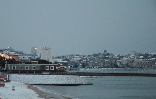 雪后棧橋顯露獨特韻味 游客不懼寒風留影像