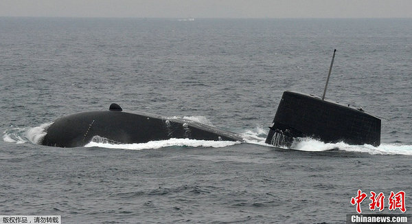 資料圖：日本海上自衛(wèi)隊(duì)潛艇浮出水面。