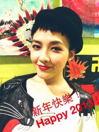 明星自曝私照迎新年 賈乃亮李小璐“萌”何韻詩“囧”