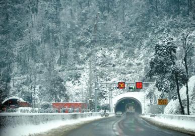 白雪覆蓋的雅西高速泥巴山隧道。張磊攝