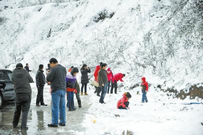 乘客在土山崗?fù)＼噮^(qū)休息時(shí)拍照賞雪。張磊攝