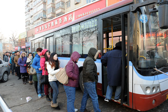 北嶺車站排隊乘車成一景