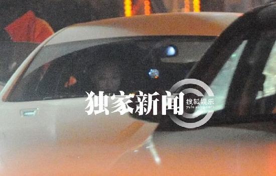 李晨駕豪車接張馨予 路邊吃烤串