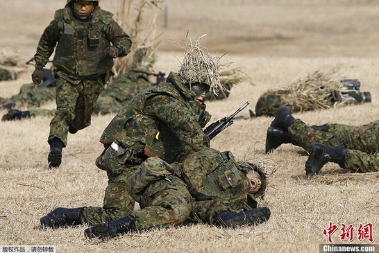 日本陸上自衛(wèi)隊舉行空降演習