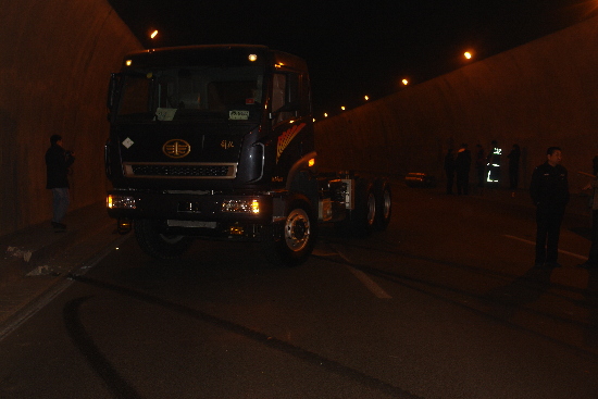 仰口隧道兩車相撞 天然氣大量泄露