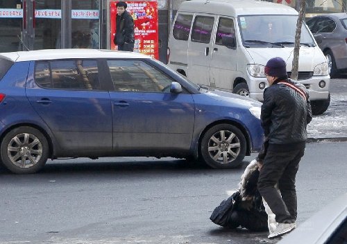 長春妙齡女子街頭遭人暴打 路人旁觀