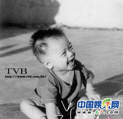 TVB明星童年照 黃宗澤孤僻抱貓 滕麗名三角眼無(wú)美女相