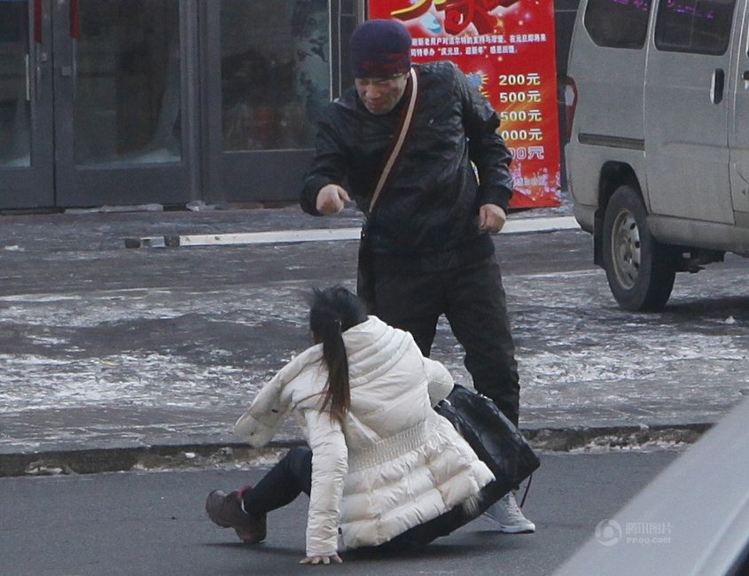 長(zhǎng)春街頭男子暴打女子 路人無(wú)人施救