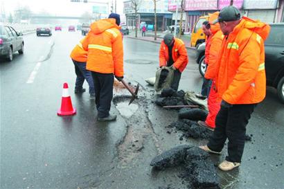 馬路擺“符號(hào)陣”陷害16輛車