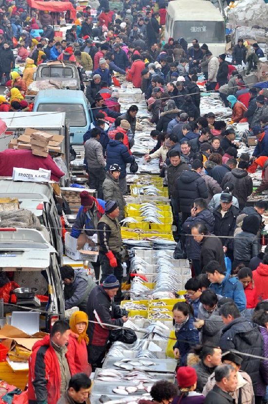 過(guò)大年趕大集 李村集場(chǎng)面火爆年味濃