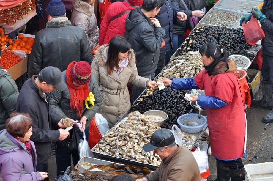 過(guò)大年趕大集 李村集場(chǎng)面火爆年味濃