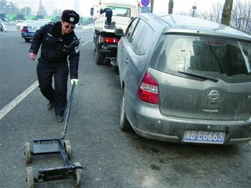 這88條路亂停車直接拖走 24小時監(jiān)控車主長點心