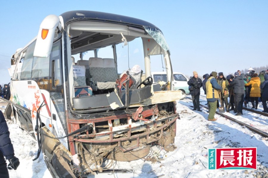 黑龍江火車與客車相撞致9人死亡