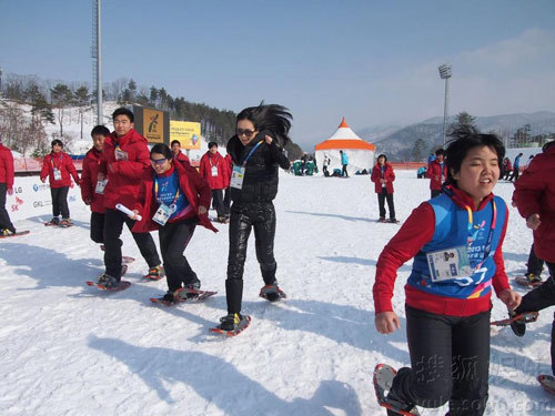 章子怡帶奶牛帽與姚明雪地賽跑 變“大腳怪”現(xiàn)身韓國(guó)