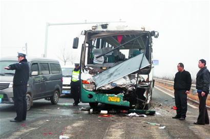 霧打霧撞，客車追尾26人傷