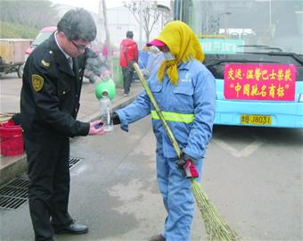 每天給環(huán)衛(wèi)工送熱水 交運制服哥感動網(wǎng)友