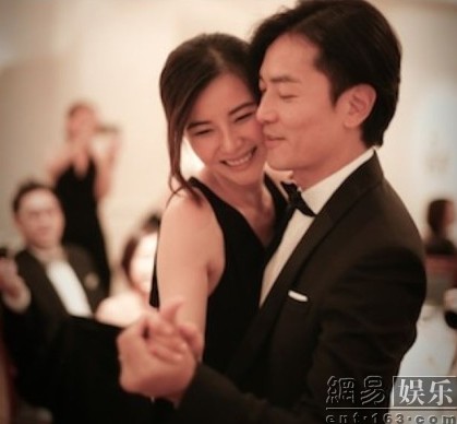 鄭伊健蒙嘉慧結婚后返港