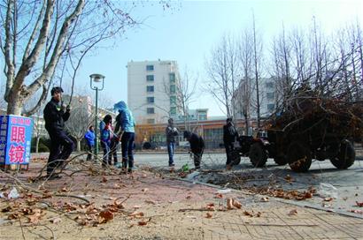 大學生春節(jié)留守打工賺經驗 獨生子女體驗異地過年