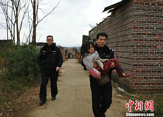 圖為民警成功解救女童。 甘勇 攝