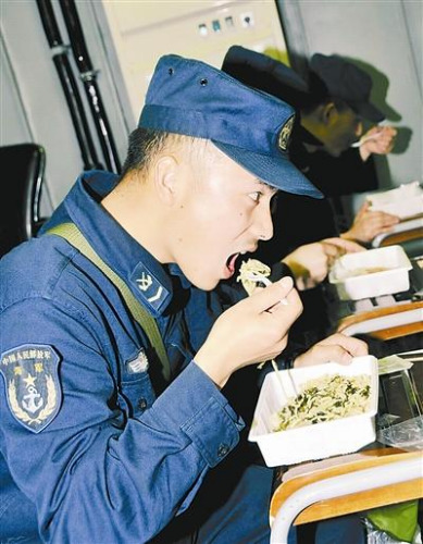 “青島”艦上的官兵在戰(zhàn)位上吃野戰(zhàn)快餐。解放軍報(bào) 記者 米晉國(guó)攝