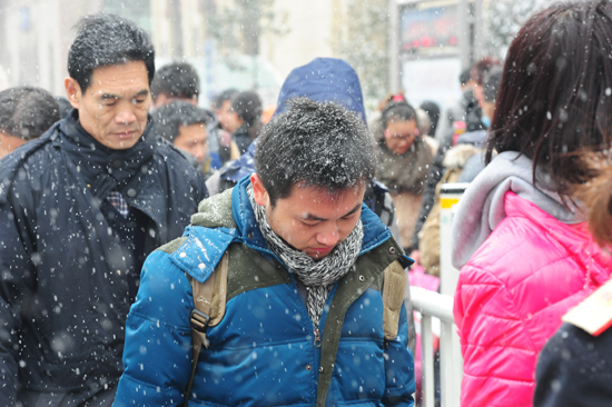 風(fēng)雪難阻歸家路 實(shí)拍大雪中的春運(yùn)