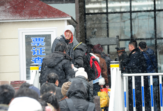 風(fēng)雪難阻歸家路 實(shí)拍大雪中的春運(yùn)