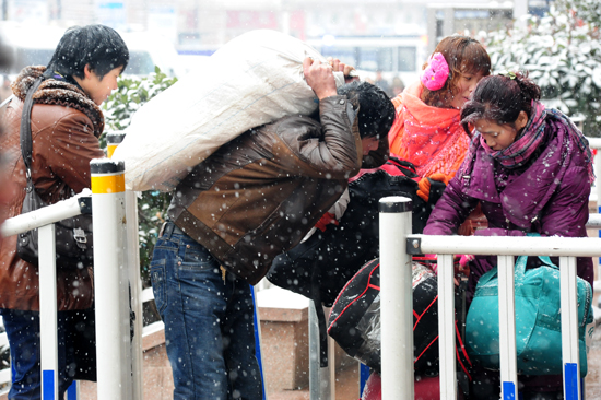 風雪難阻歸家路 實拍大雪中的春運