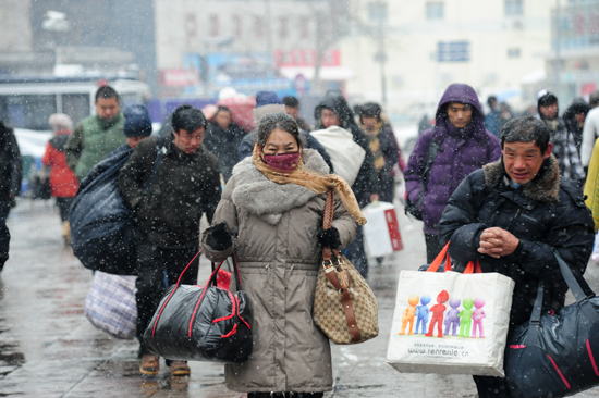 風雪難阻歸家路 實拍大雪中的春運