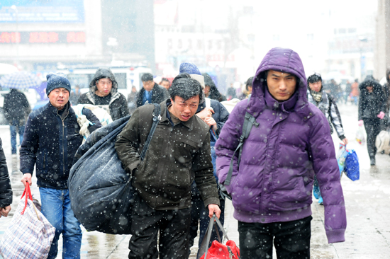 風雪難阻歸家路 實拍大雪中的春運