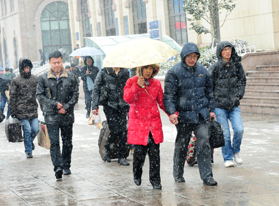 風(fēng)雪難阻歸家路 實拍大雪中的春運