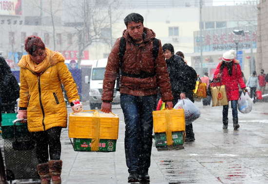 風(fēng)雪難阻歸家路 實拍大雪中的春運