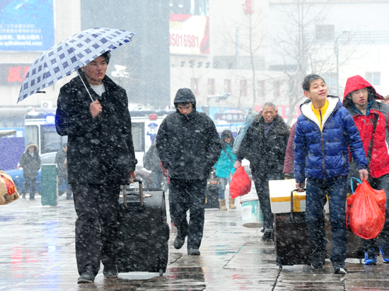 風(fēng)雪難阻歸家路 實拍大雪中的春運