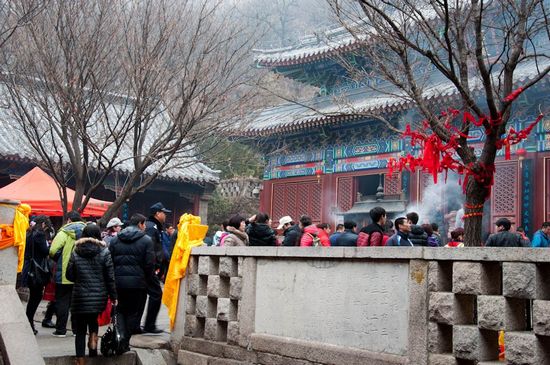 萬(wàn)名香客華嚴(yán)寺祈福 攝影師拍下龍鳳香火