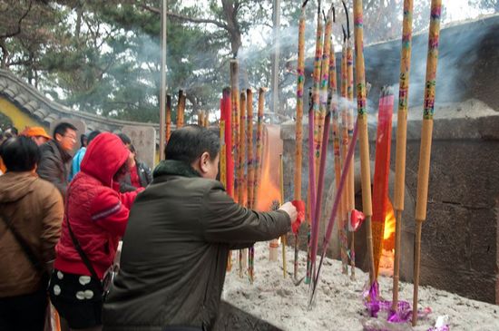 萬名香客華嚴寺祈福 攝影師拍下龍鳳香火