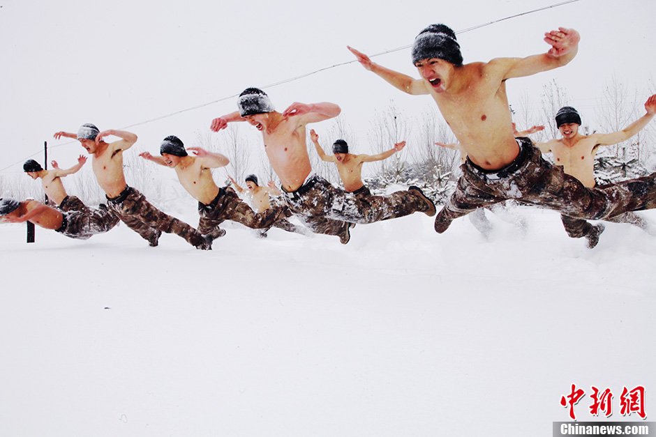 黑河邊防團(tuán)零下30度赤膊浴雪