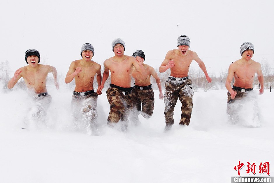 黑河邊防團(tuán)零下30度赤膊浴雪