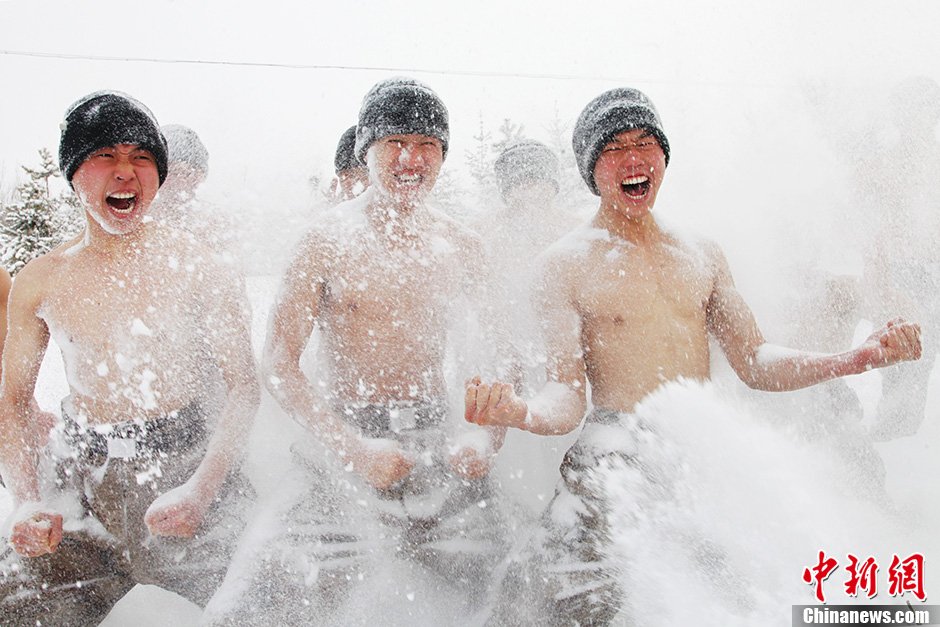 黑河邊防團零下30度赤膊浴雪