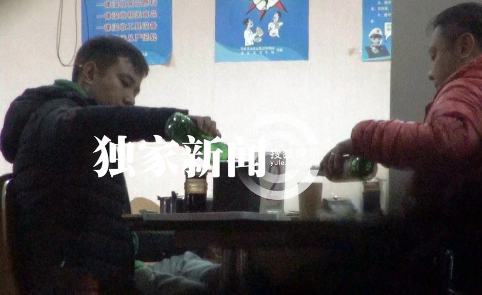 文章深夜外出吃飯喝酒 疑酒駕嚴(yán)重違規(guī)