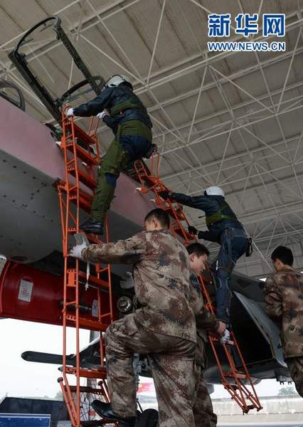 一聲令下，飛行員快速登機(jī)。