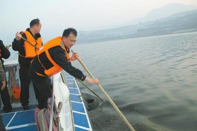 “中國(guó)第一飛人”駕滑翔機(jī)飛行墜湖 生死不明